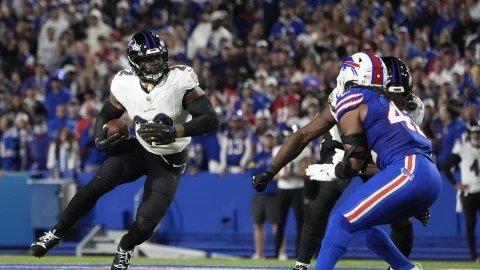 Derrick Henry corre con el ovoide en el Ravens vs Bills