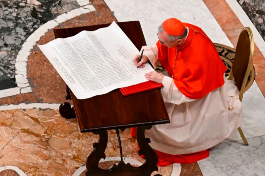 Lectura del rógito en el cierre del féretro del Papa Francisco.
