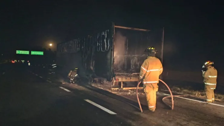Así quedó un tráiler tras incendio en la autopista Aguascalientes-León (FOTOS)