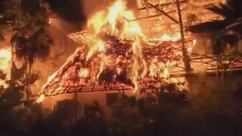 VIDEO Incendio en Holbox El fuego consume dos hoteles en la isla