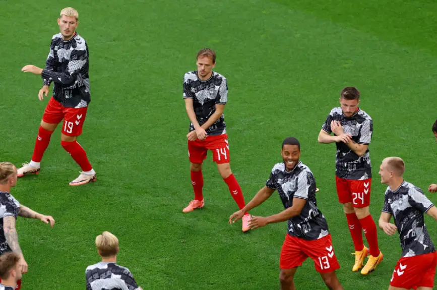 Calentamiento de Dinamarca para su partido en contra de Alemania.jpg
