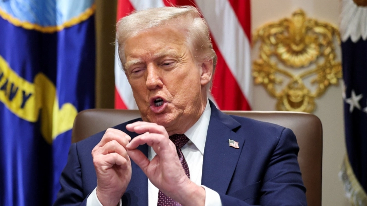 Trump plantea imponer aranceles a muebles extranjeros.