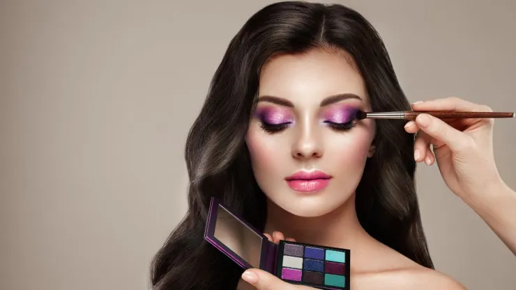 ¿Cómo maquillar las cejas con sombra de ojos?