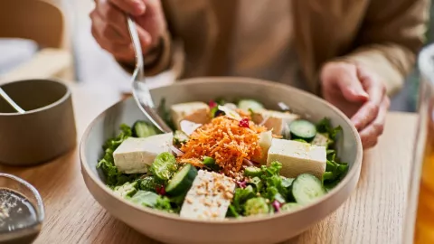 ¿Qué alimentos no deben dejar de consumir los mayores de 40 años?