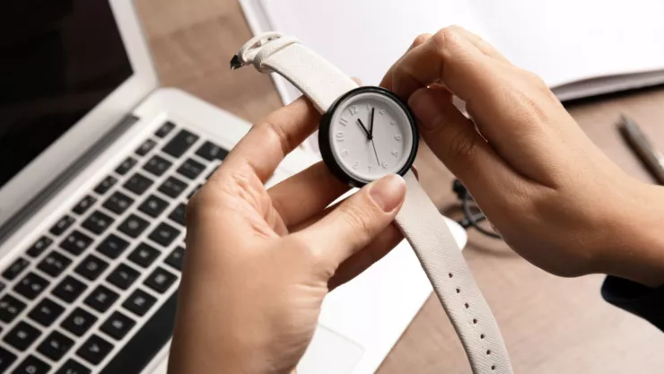 Una persona cambia la hora de su reloj de mano.