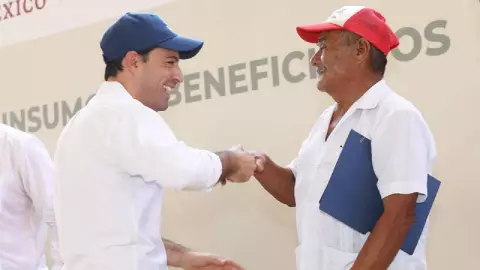 Mauricio Vila entrega apoyos a productores del Estado