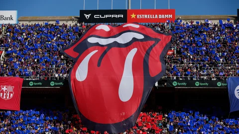 El logo de los Rolling Stones en el estadio del Barcelona