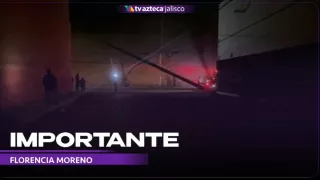 ¡Todo un riesgo! Vehículo de carga pesada tumba poste en la colonia El Fresno