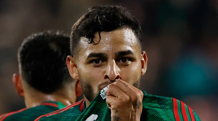 Alexis Vega festeja su gol en el México vs Suecia