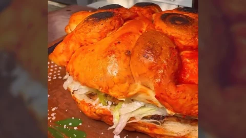 Pambamuerto, combinación de pan de muerto y un Pambazo, comida mexicana