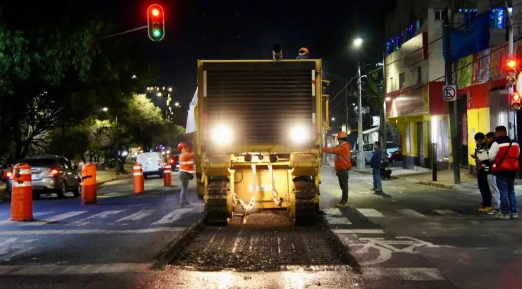 Máquina amarilla para realizar el bacheo nocturno en la CDMX.