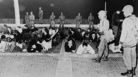 Soldados sometiendo estudiantes en Tlatelolco Foto Especial