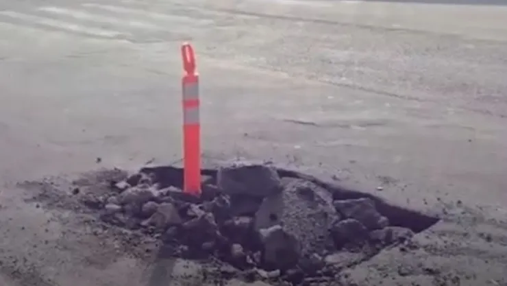 ¡Todo un peligro! Reportan dos hoyos en Camino Real a Colima