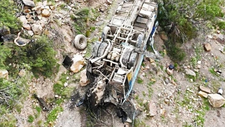 Un accidente en Potosí, Bolivia, dejó 28 muertos y 14 heridos tras la caída de un autobús a un barranco.