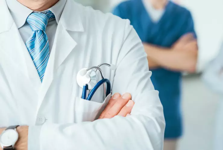 doctores se oponen a aumento salarial quebec