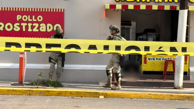 Asesinan a mujer en negocio de pollos en Culiacán
