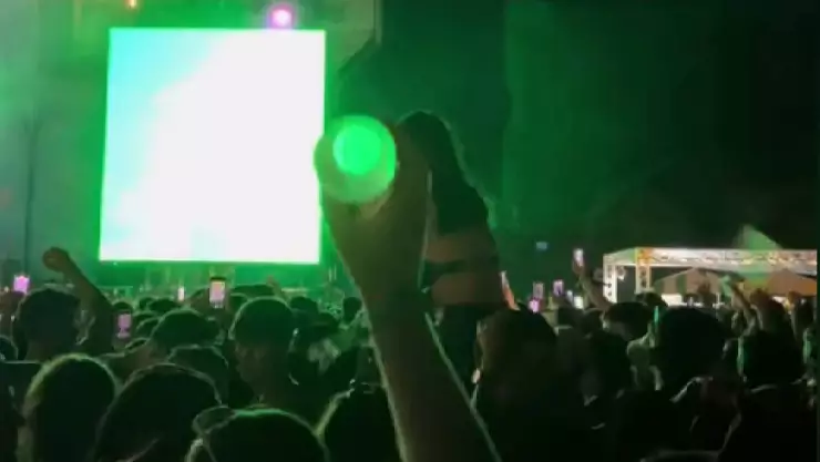 VIDEO_ Joven que estaba encima de los hombros de su amigo en un concierto recibe lluvia de vasos y esta fue la CONSECUENCIA