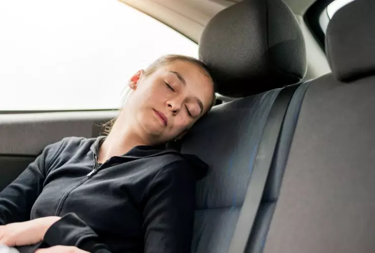 Mujer abandona a su amiga y causa indignación en redes