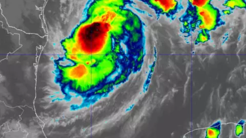 ÚLTIMA HORA_ Francine evoluciona a PELIGROSO Huracán categoría 1 en el Golfo de México