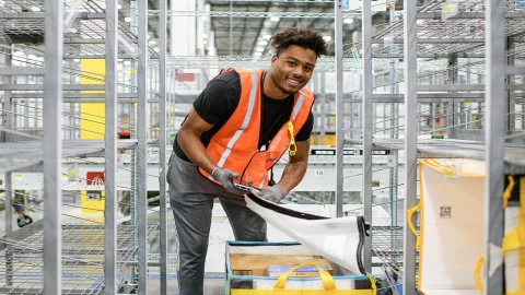 Persona trabajadora realiza su tarea en Amazon.