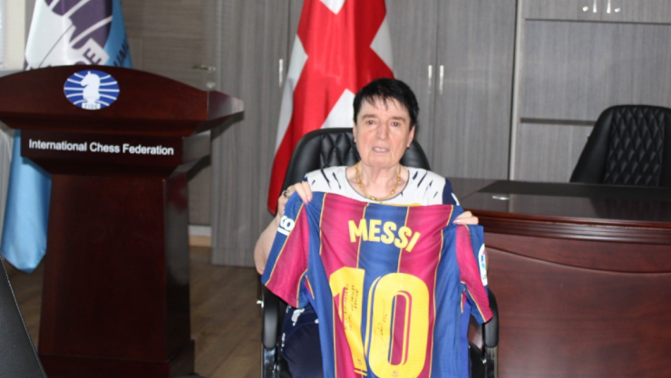 Nona Gaprindashvili con la camiseta de Messi