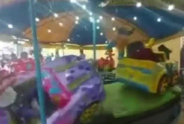 Carrito sale disparado de juego mecánico.jpg