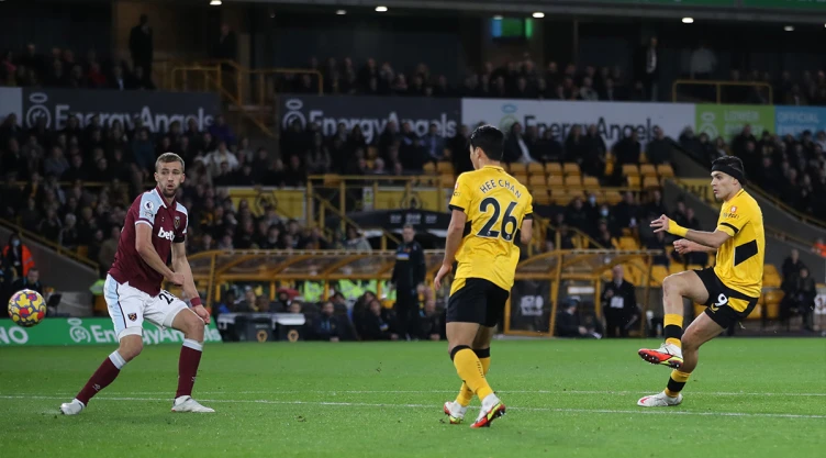 Raúl Jiménez anota ante West Ham