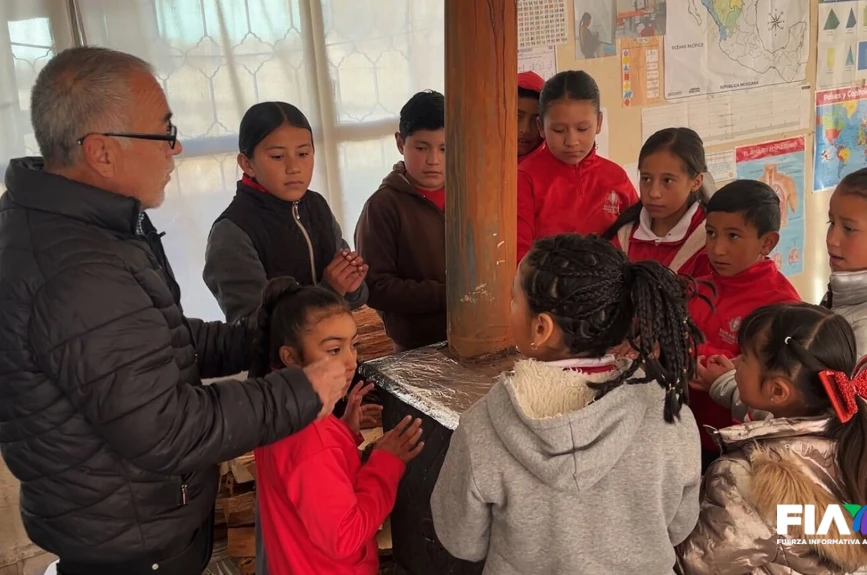 Una chimenea en pleno salón de clases intenta calentar a los alumnos en la comunidad de La Silla en Durango.