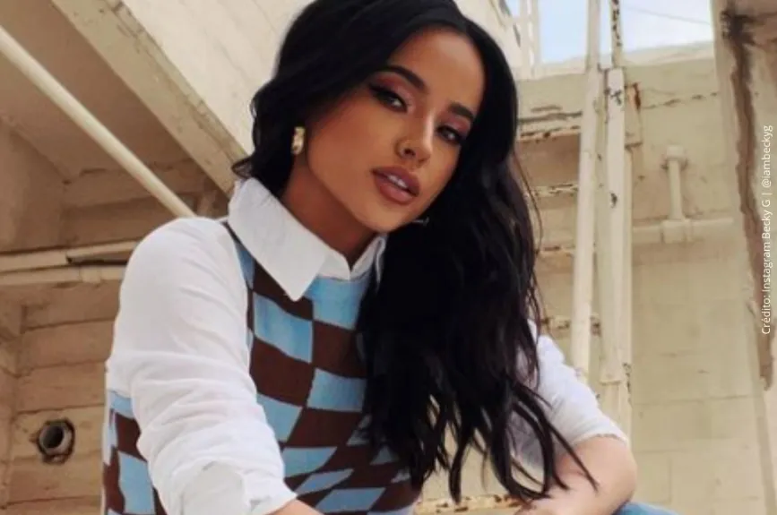 Becky G con chaleco a cuadros. .jpg
