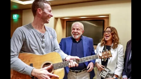 Chris Martin regala una guitarra a Lula da Silva