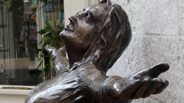Con una estatua conmemoran el natalicio del líder de Los Beatles, John Lennon.