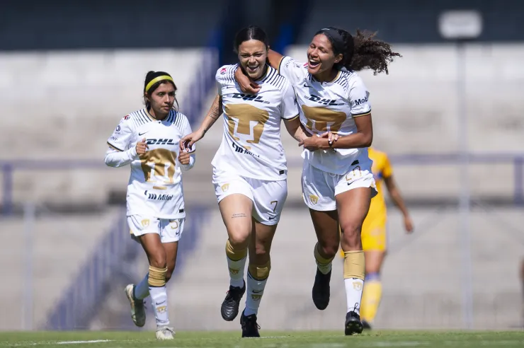 Stephanie Ribeiro y Aerial Chavarin festejan gol con Pumas Femenil