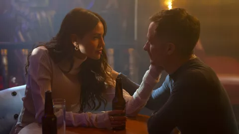 Irasema (Eiza González) y Esteban Osuna (Gael García Bernal) serie La Maquina de Disney+