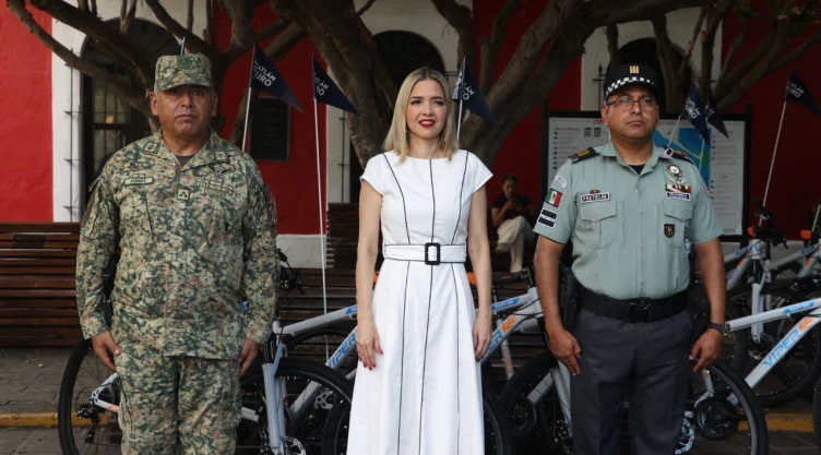 Alcaldesa de Mazatlán entrega bicicletas a la Guardia Nacional.