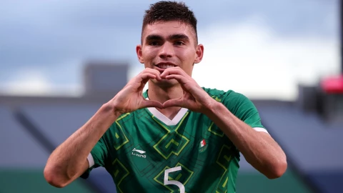 Johan Vásquez celebra un gol con el Tri