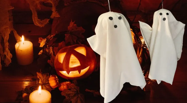 Ideas DIY 3 ideas creativas para armar fantasmas colgantes con tela reciclada para Halloween.jpg