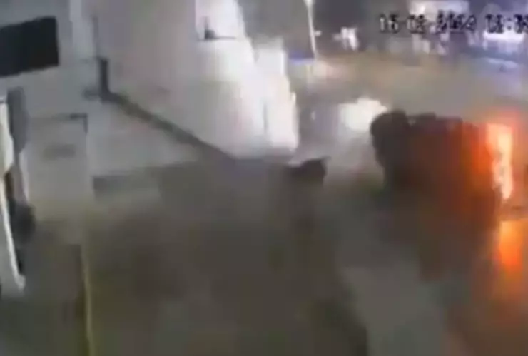 Conductor de auto choca y derriba poste el Circuito Juan Pablo II