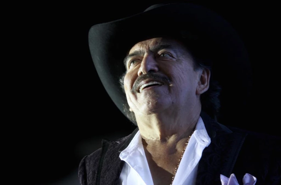 El hermano del cantante tiene orden de presentación