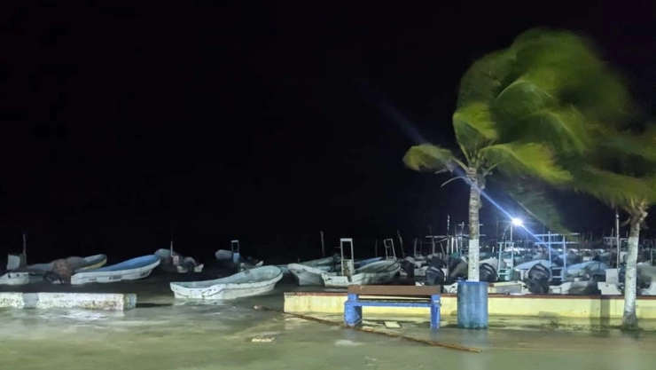 En Quintana Roo las costas se mantienen cerradas a la navegación debido al frente frío.