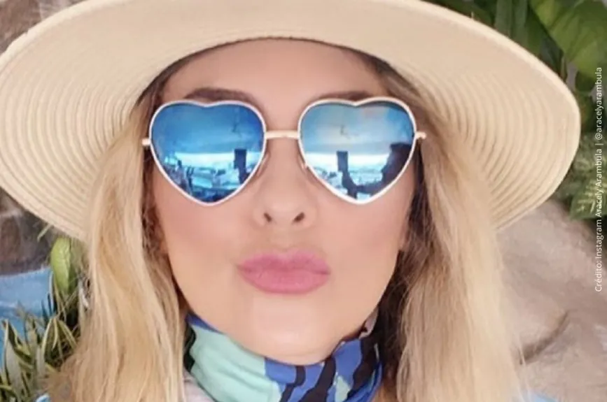 Aracely Arámbula con lentes de corazón..jpg