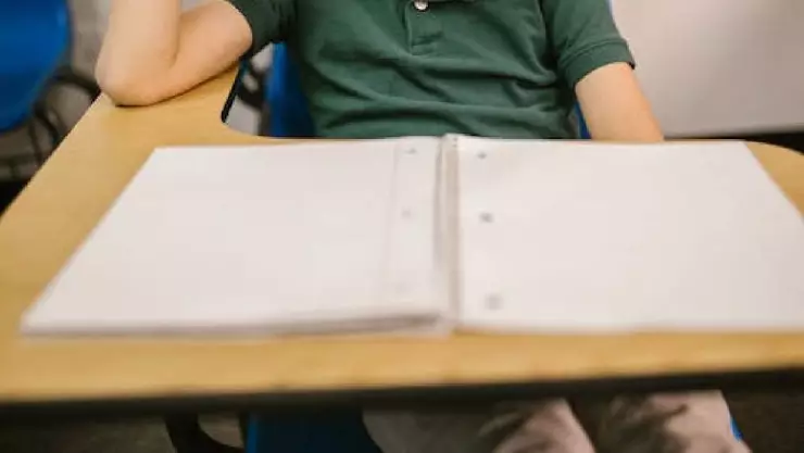 Maestro de secundaria pide de tarea que escriban fantasías sexuales