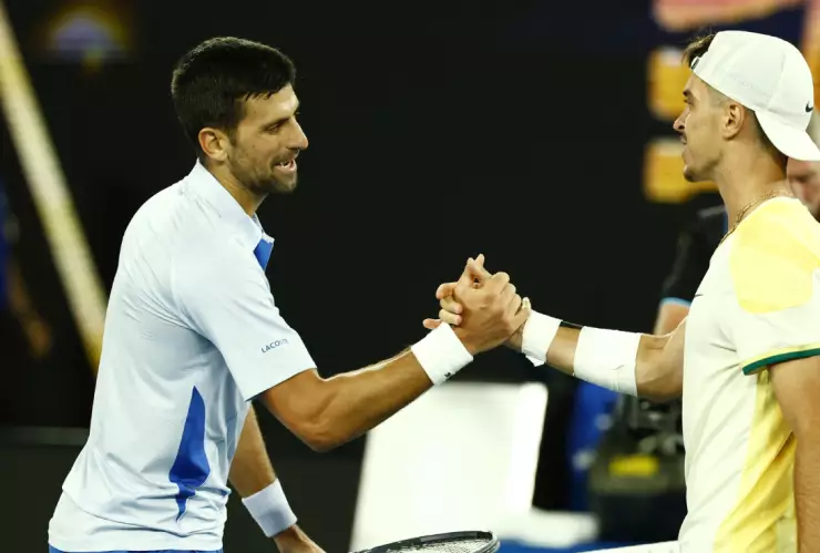 Novak Djokovic saluda a Dino Prizmic