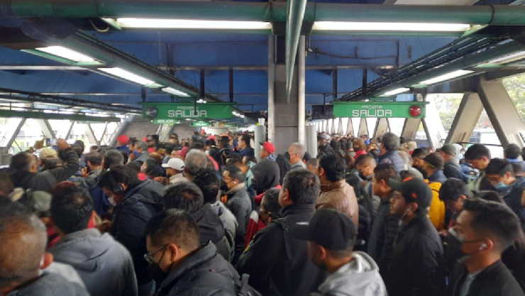 Línea 8 del Metro CDMX con caos y aglomeraciones