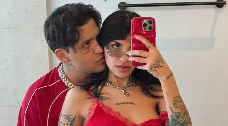 Christian Nodal y Cazzu selfie frente al espejo de un cuarto