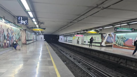 Andén de estación de la Línea B del Metro CDMX.