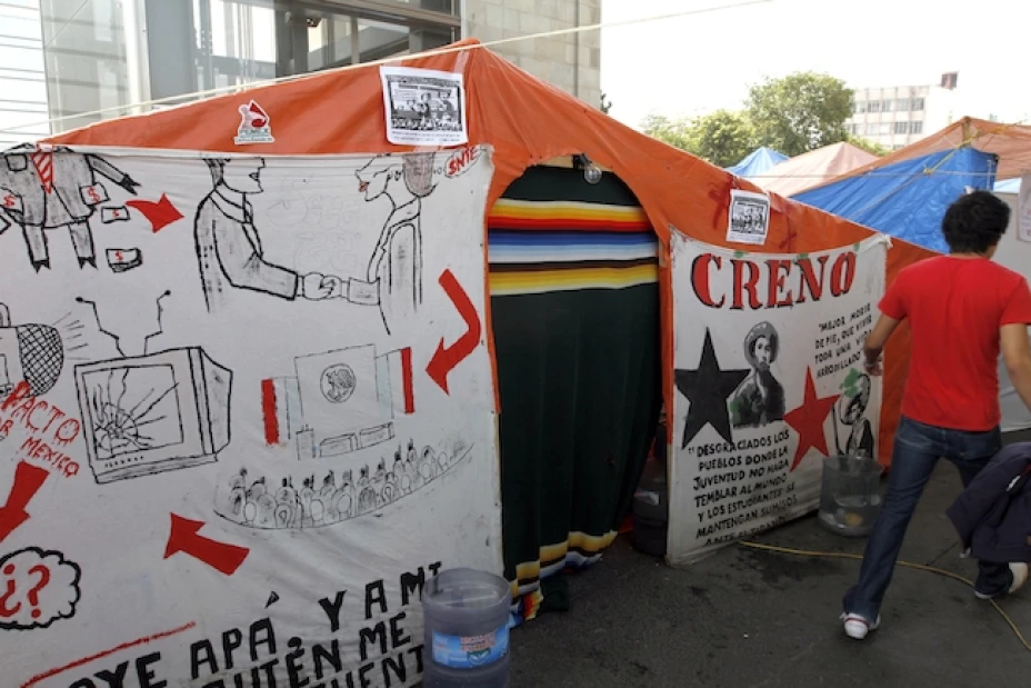 En el campamento alrededor del Monumento a la Revolución quedan miembros de la CNTE de Chiapas y de Oaxaca