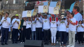 Pericos Puebla festejan en la Aneglópolis