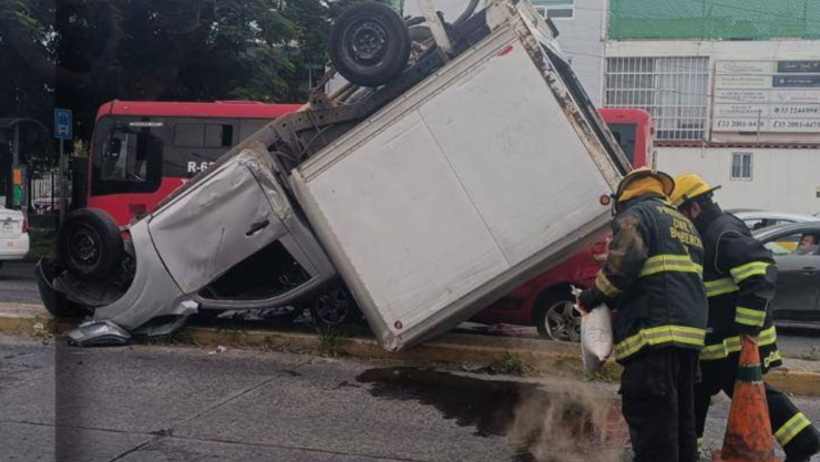 Vehículo de carga VOLCADO en López de Legaspi genera tráfico y lesionados HOY 28 de agosto de 2024