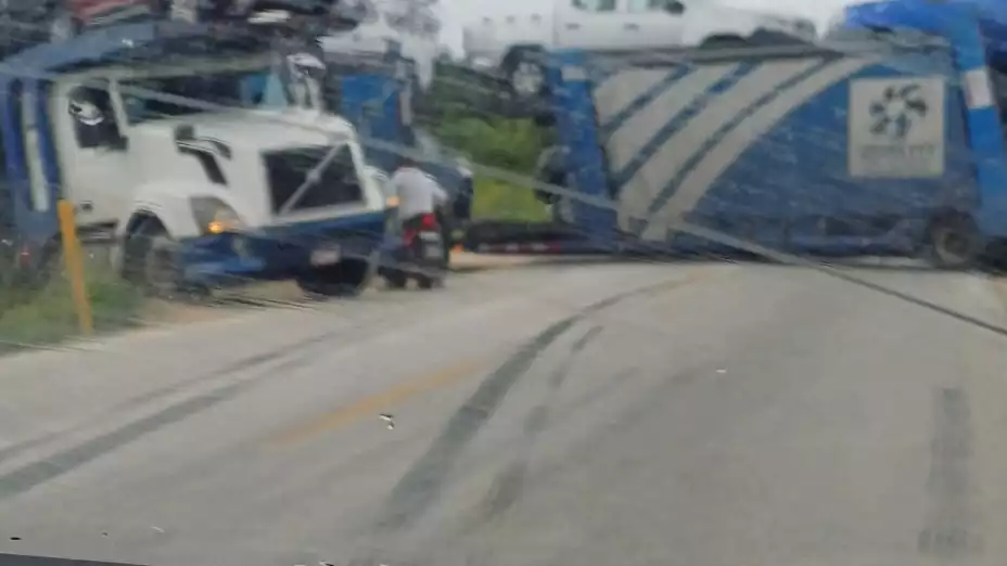 Accidente carretera Cancún - Leona Vicario Tráiler bloquea la vía hoy 23 de enero y genera tráfico.jpeg
