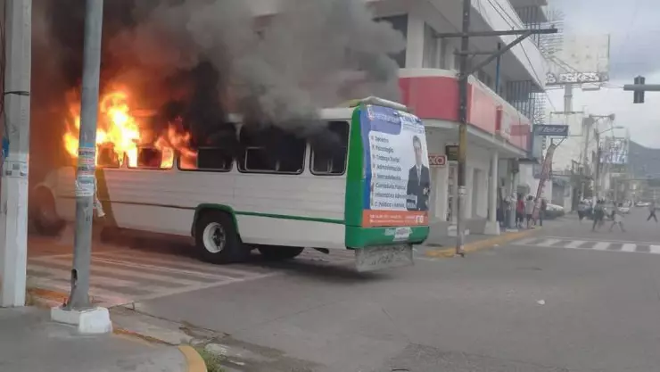 Incendian camión urbano